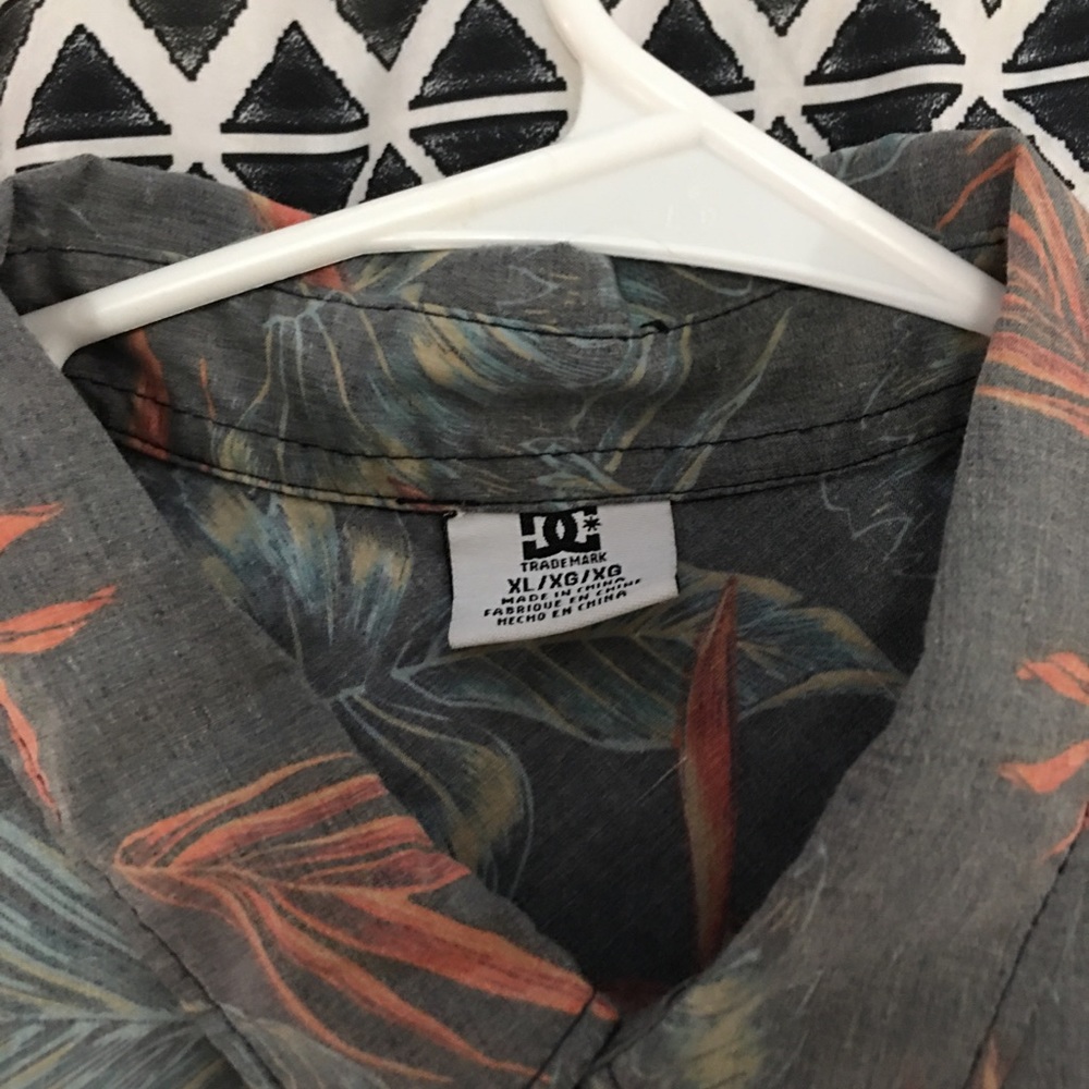 XL DC Button up - Picture 3 of 3